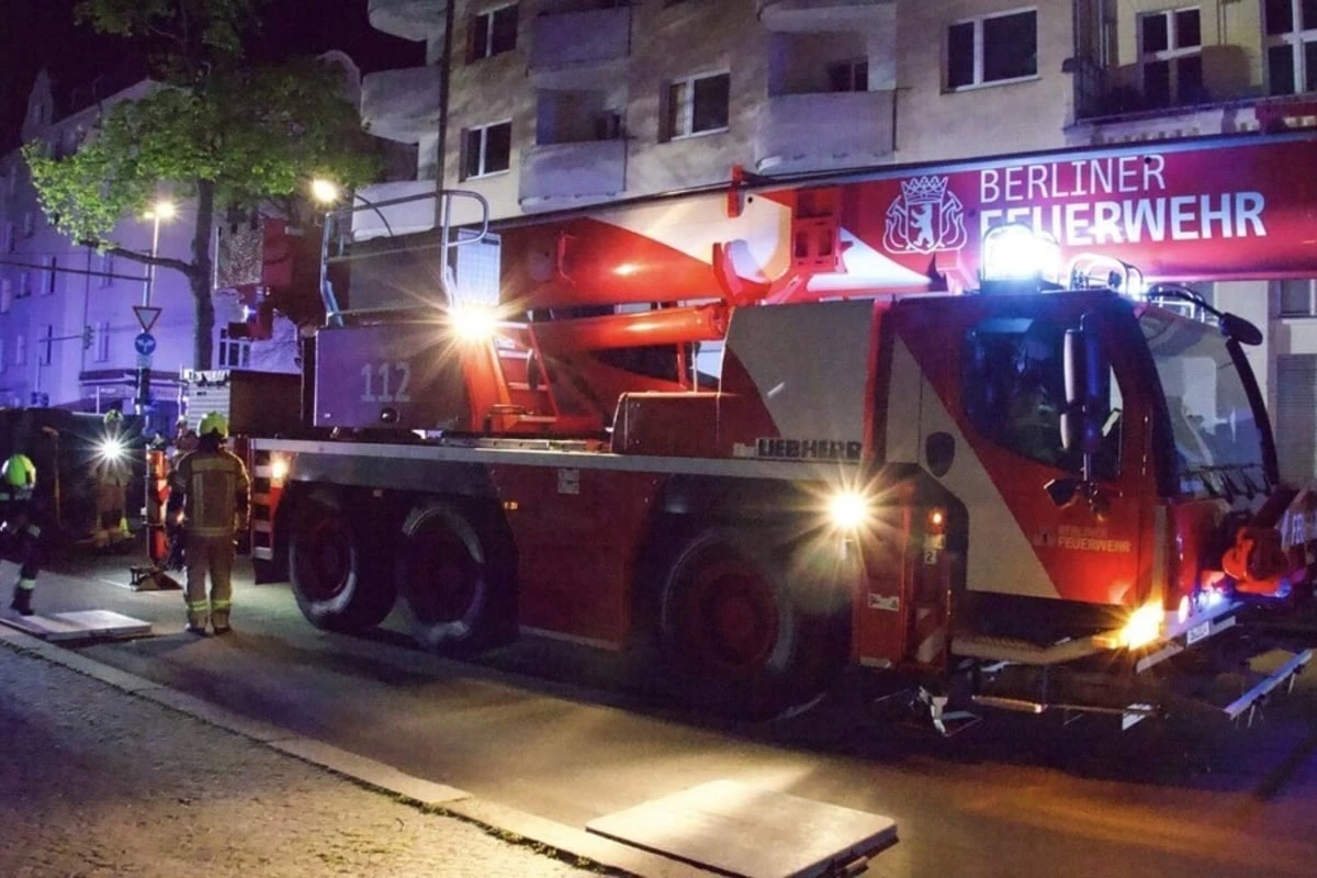 Nächtlicher Kreuzungs-Crash in Charlottenburg: Transporter kippt auf die Seite