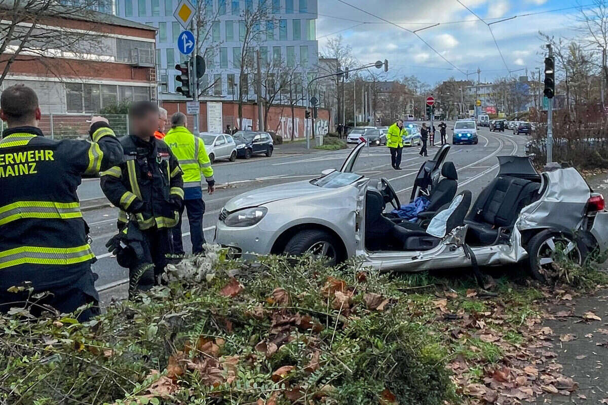 Straßenbahn schleift Auto in Mainz meterweit mit: Gaffer-Verhalten macht sprachlos!