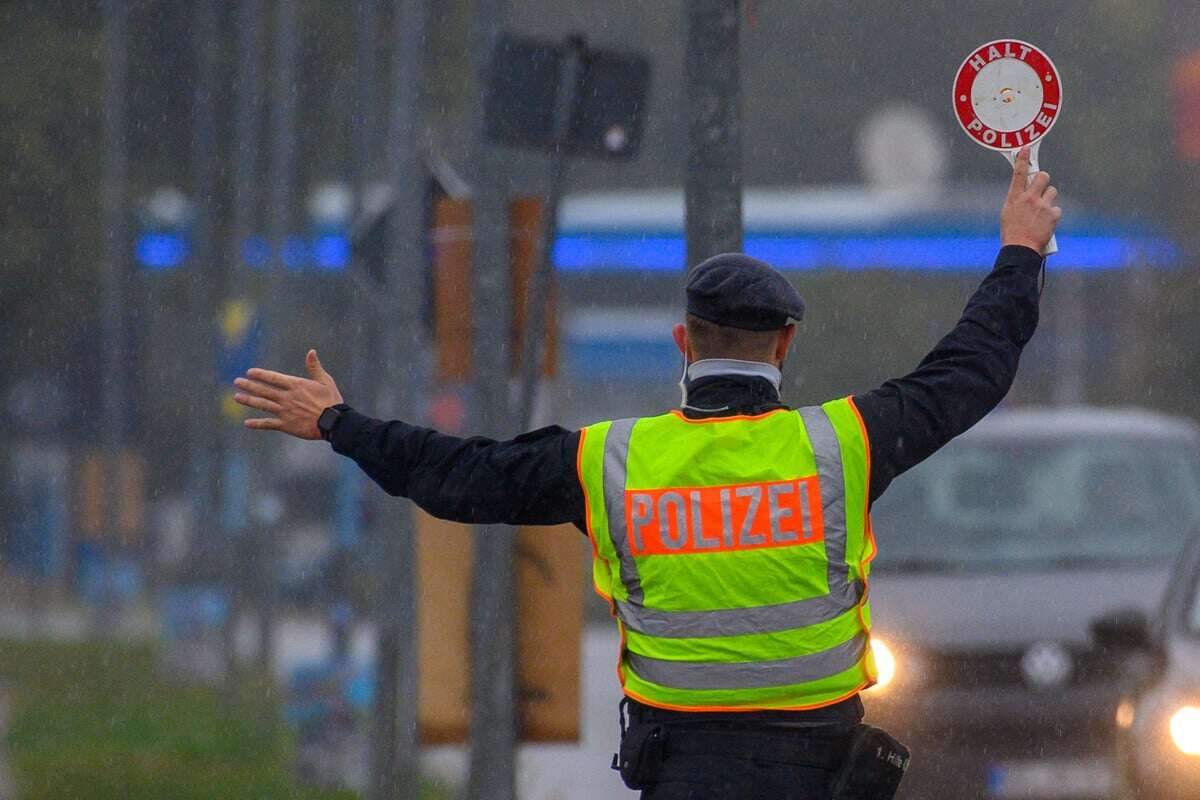 Handys und Laptops hinterm Steuer: Polizei bemängelt Autofahrer in Sachsen-Anhalt