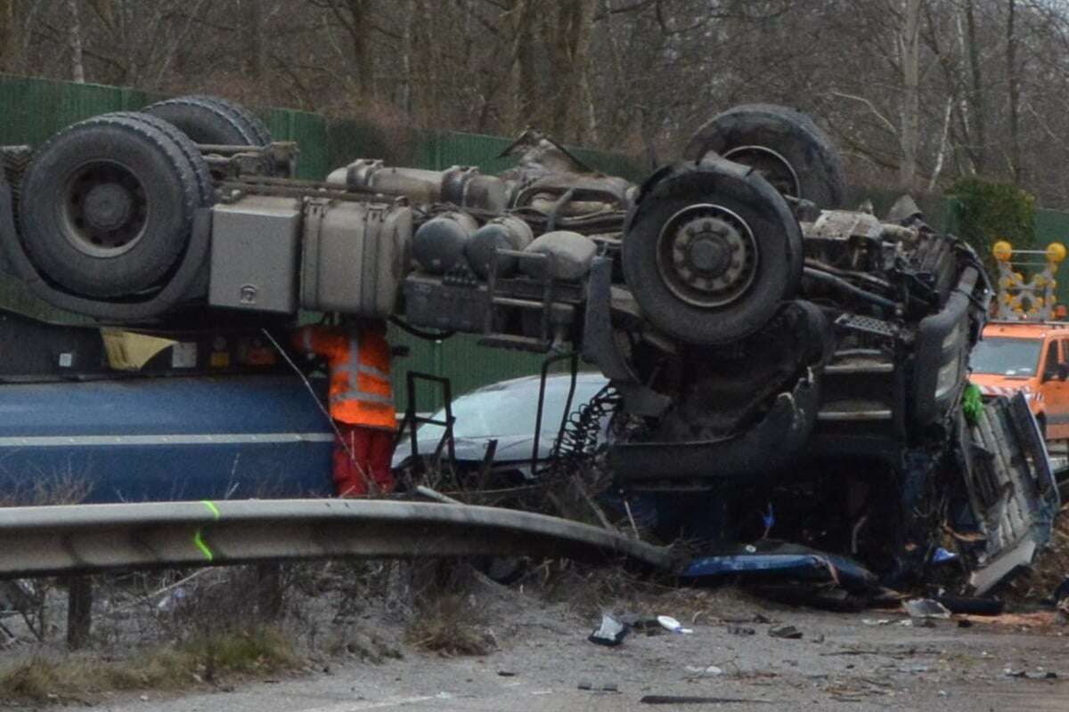 Lkw überschlägt sich und kracht auf anderes Auto! A27 gesperrt