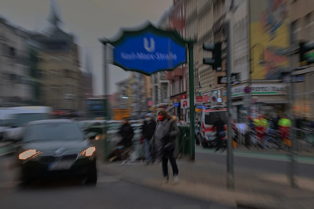 Smart-Fahrer liefert sich Verfolgungsjagd mit Polizei und kracht in vier parkende Autos