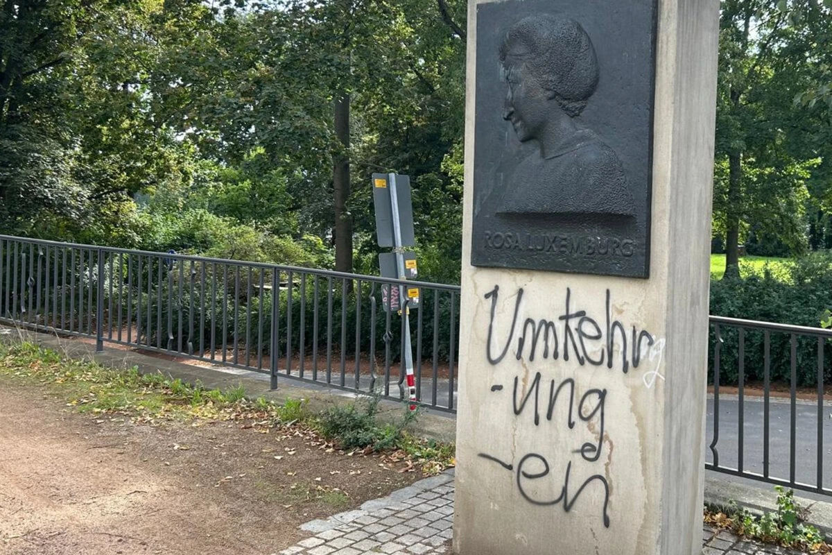 Vandalismus in der Neustadt: Denkmal von Rosa Luxemburg beschmiert