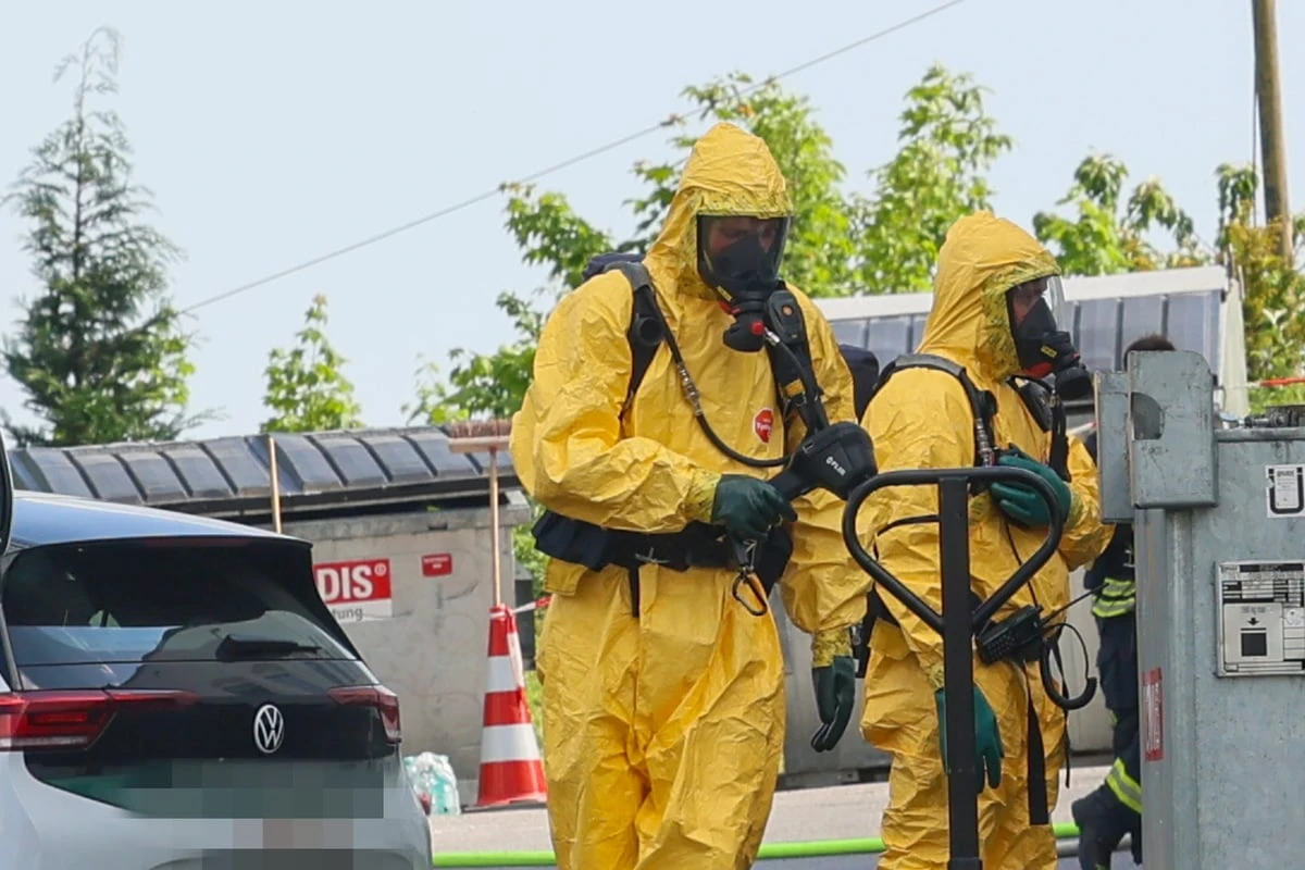 Gefahrgut-Alarm in Remscheid! Feuerwehr mit Schutzanzügen im Einsatz