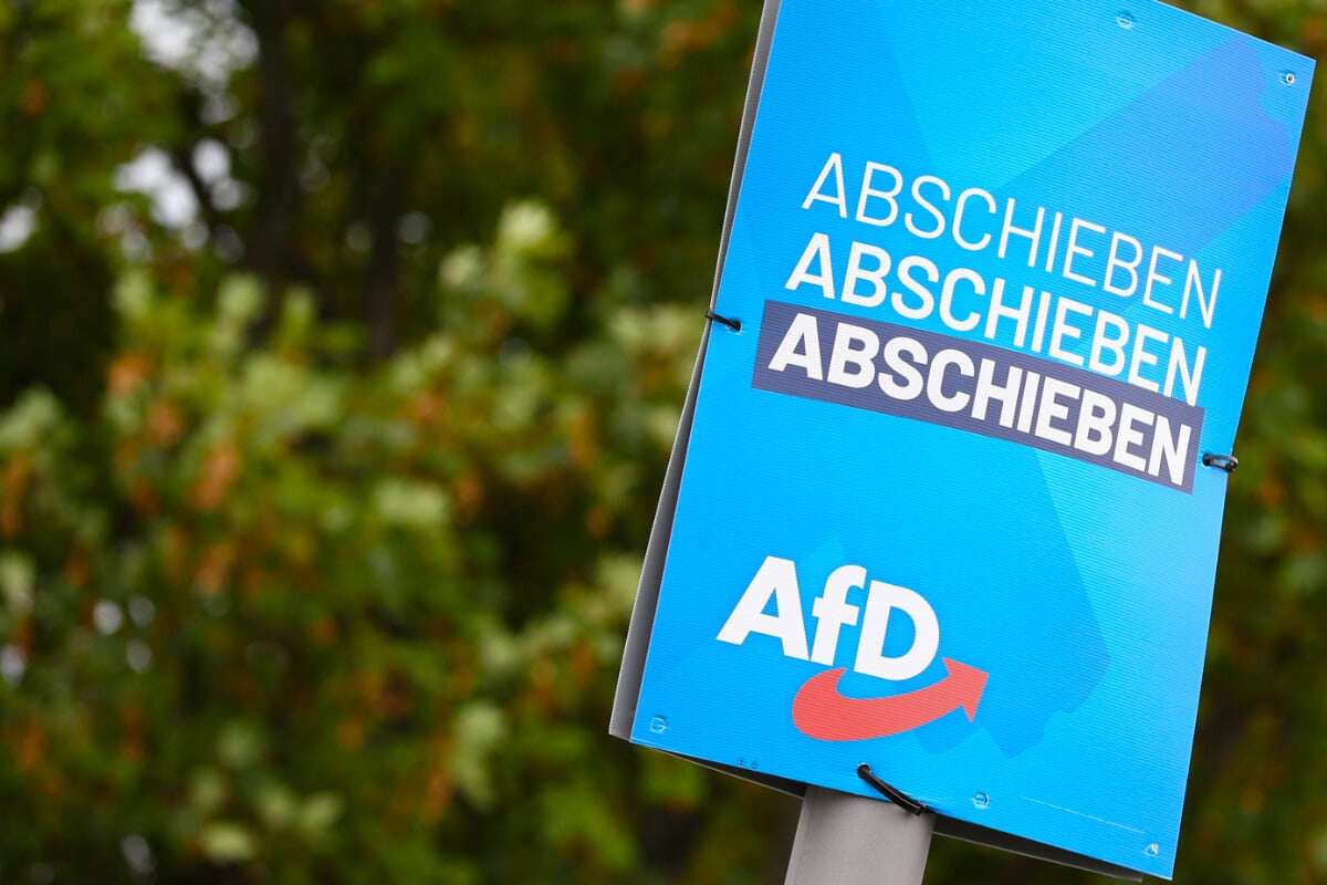 Stab mit Teppichmesser: 18-Jähriger und Kumpels schneiden AfD-Plakate ab