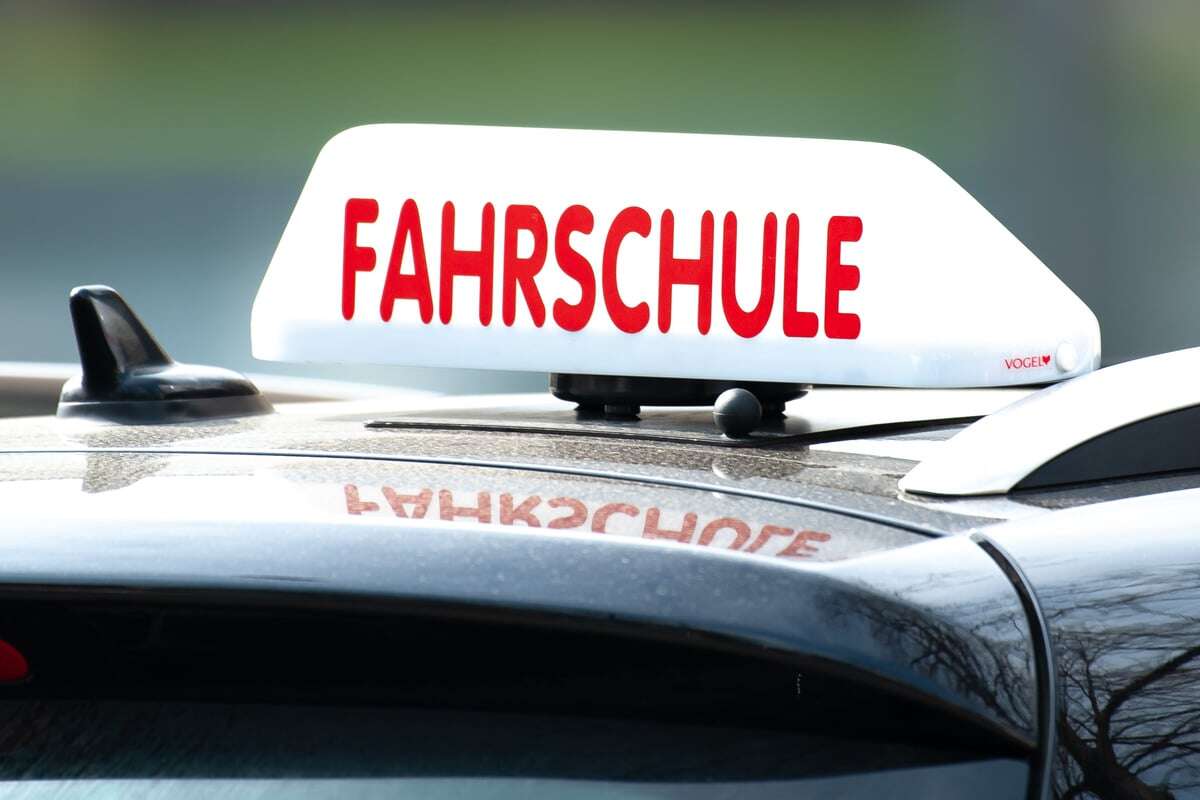 Fahrschulwagen verliert Reifen: Radmuttern vorsätzlich gelöst?