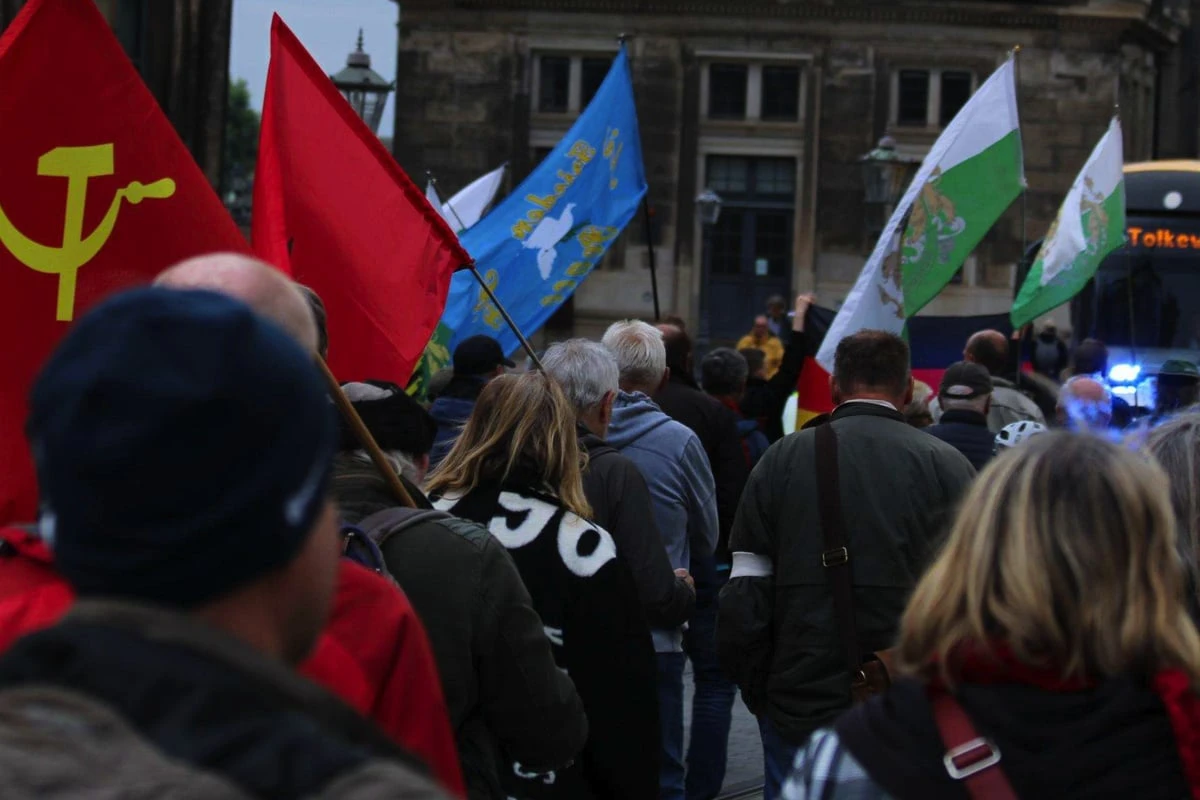 Montagsdemo in Dresden: Radfahrer streitet sich mit Teilnehmer