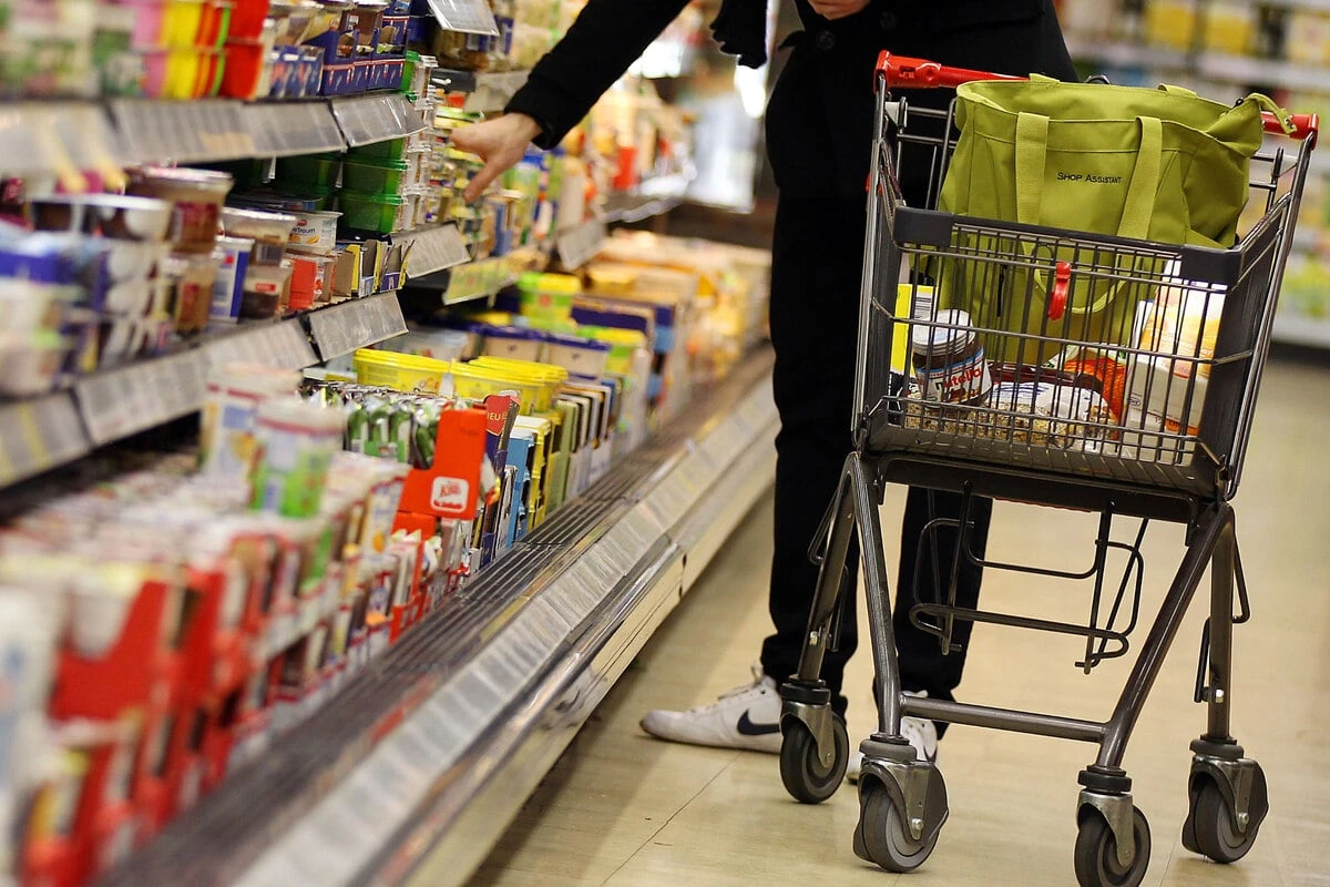 Mann schmeißt Supermarktmitarbeiter Käse ins Gesicht und flüchtet ohne zu bezahlen