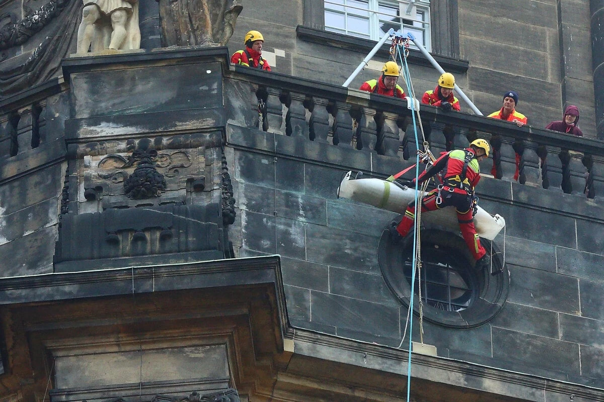 Bei stürmischem Wetter: Dresdner Feuerwehr seilt Person vom Rathausturm ab
