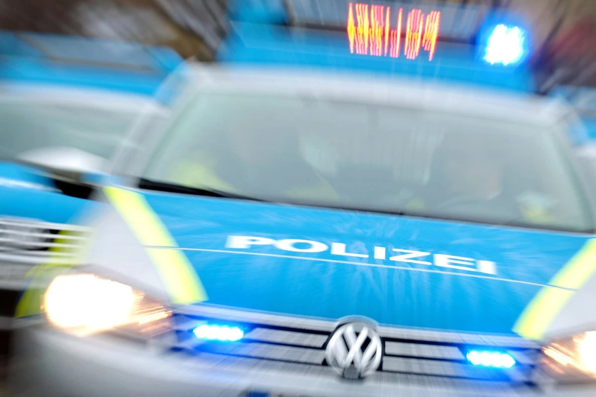 Mann steht in Coswig an Imbiss: Plötzlich nähert sich ihm jemand und schießt