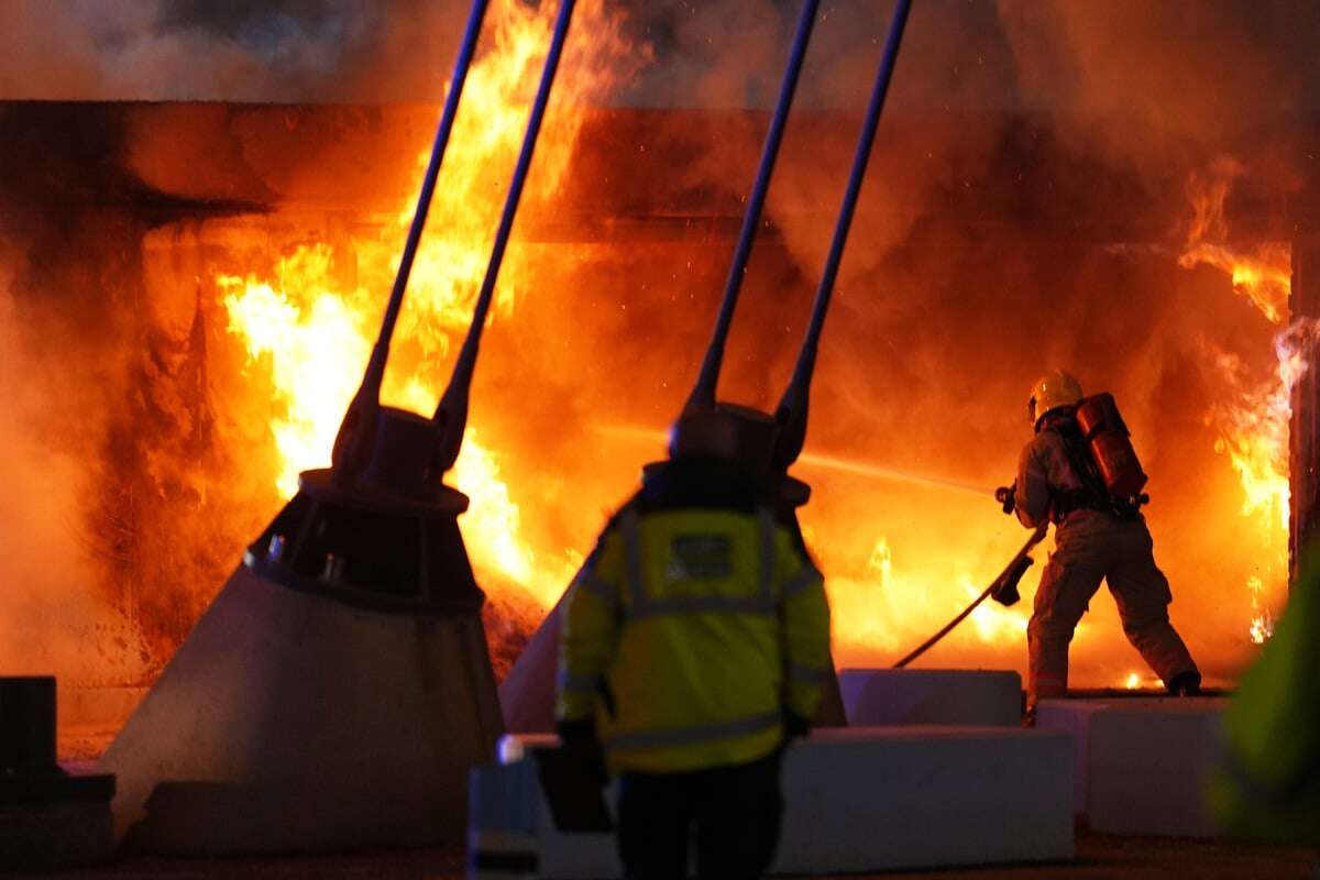 Meterhohe Flammen! Feuer-Schreck vor Champions-League-Spiel