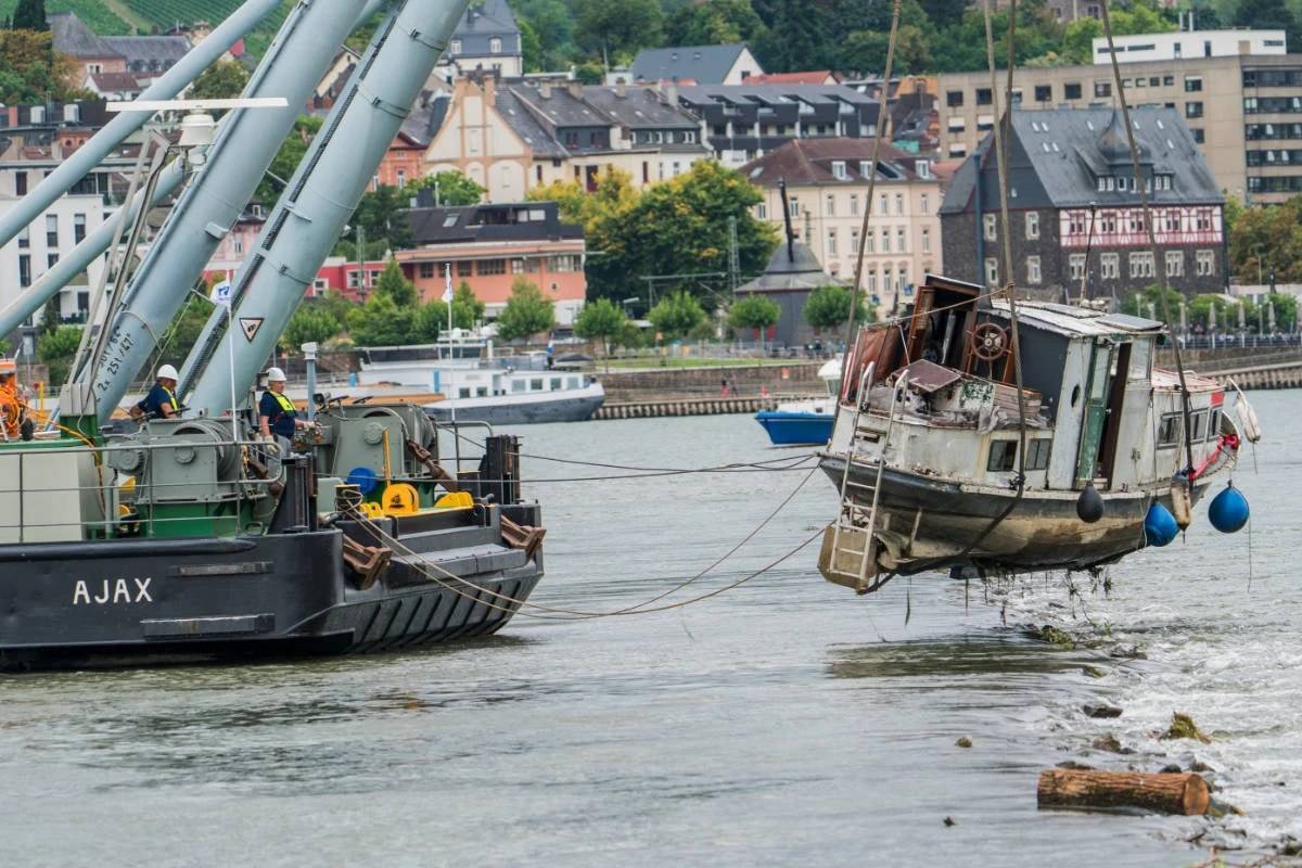 Berliner Schrott-Jacht aufwändig aus Rhein gehoben: Wer muss blechen?