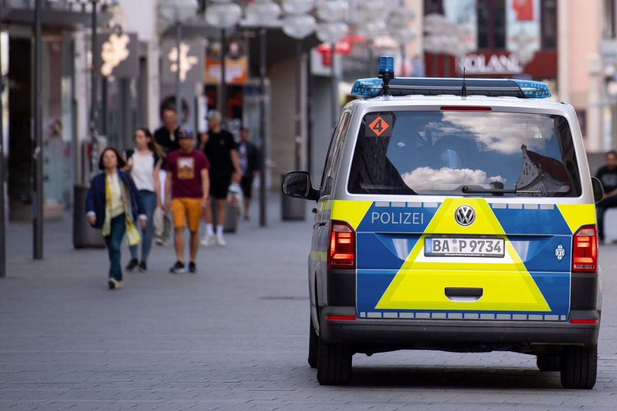 Tourist bricht mitten in Fußgängerzone zusammen: Polizei muss einschreiten