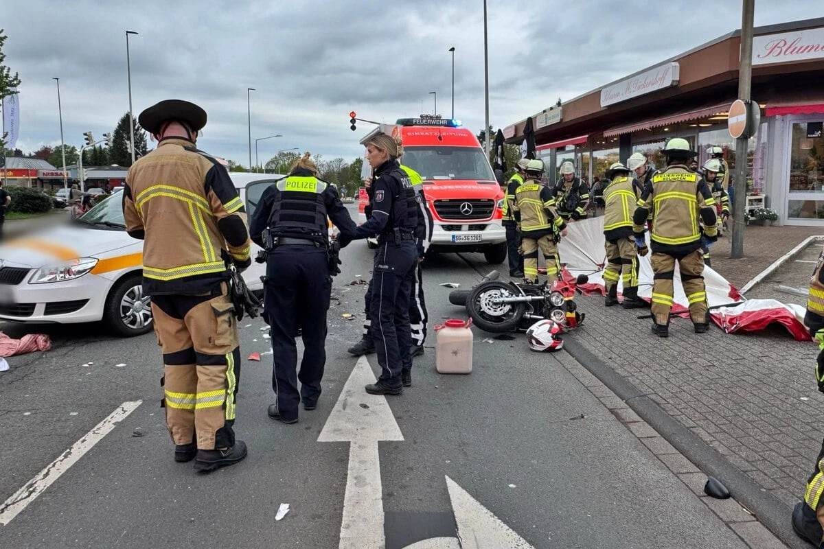 Auto brettert auf Kreuzung in Motorrad: Fahrer lebensgefährlich verletzt