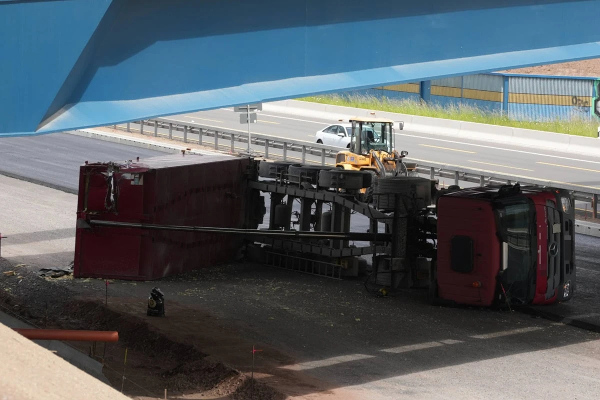 Lkw kracht gegen Autobahnbrücke auf A72