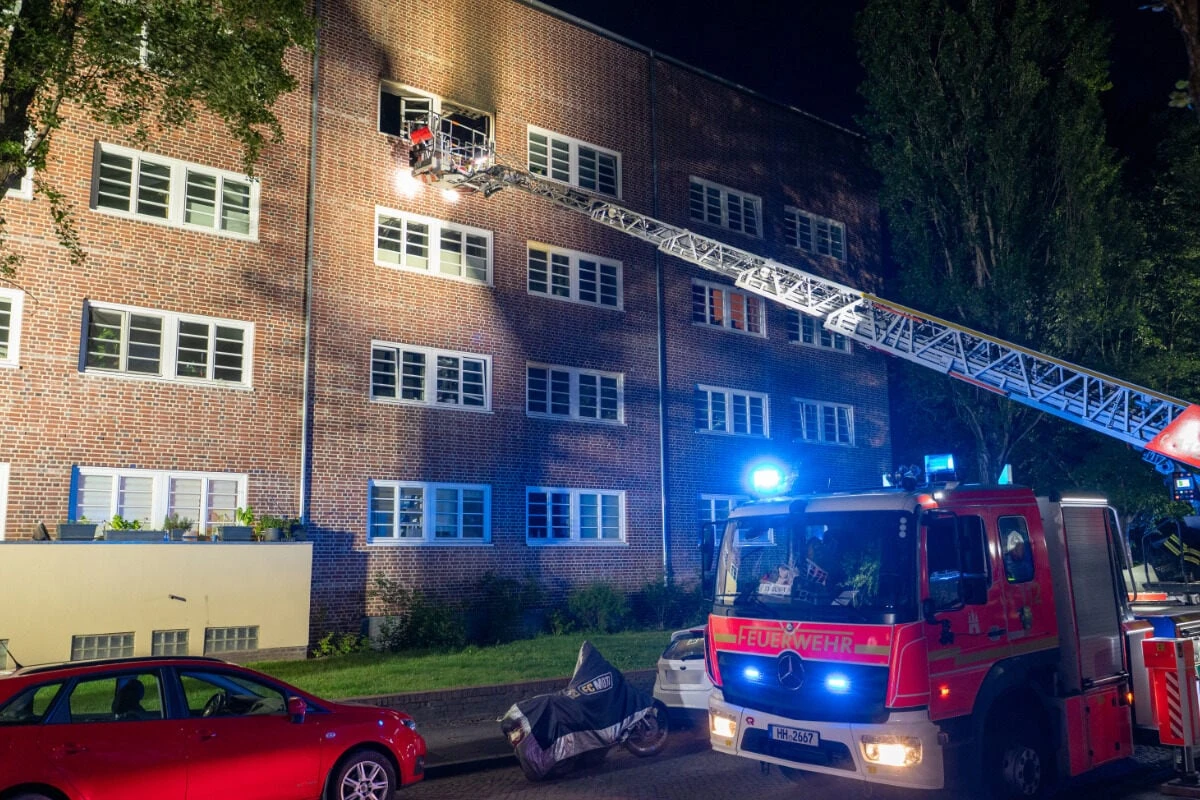 Flammen schlagen aus den Fenstern! Feuerwehr löscht brennende Wohnung