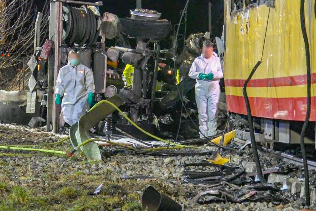 Drei Tote nach Kollision am Bahnübergang: Straßenbahn-Fahrerin unter den Opfern!