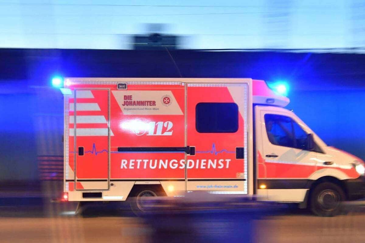 Unfalltragödie: Auto rast in Container - 27-Jähriger stirbt, zwei Insassen schwer verletzt