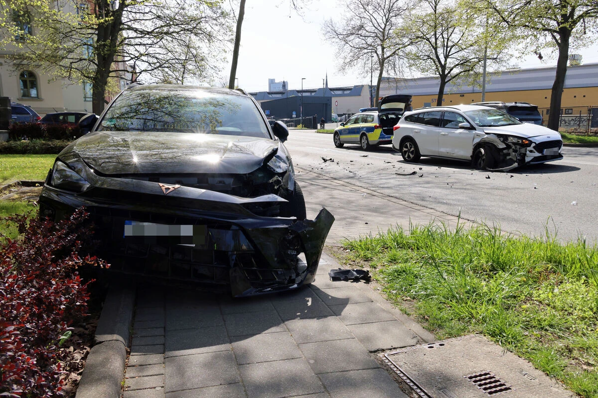 Unfall in Chemnitz: Cupra und Ford krachen zusammen