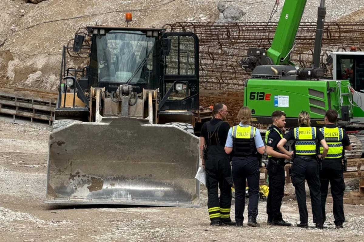 Radlader-Unfall auf Baustelle: Mensch stirbt, Polizei ermittelt