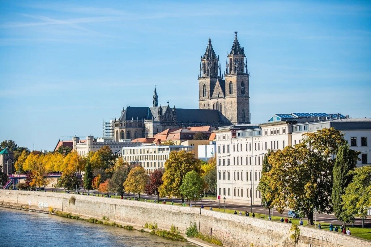 Bröckelige Mauer: Elbuferpromenade in Magdeburg teils gesperrt