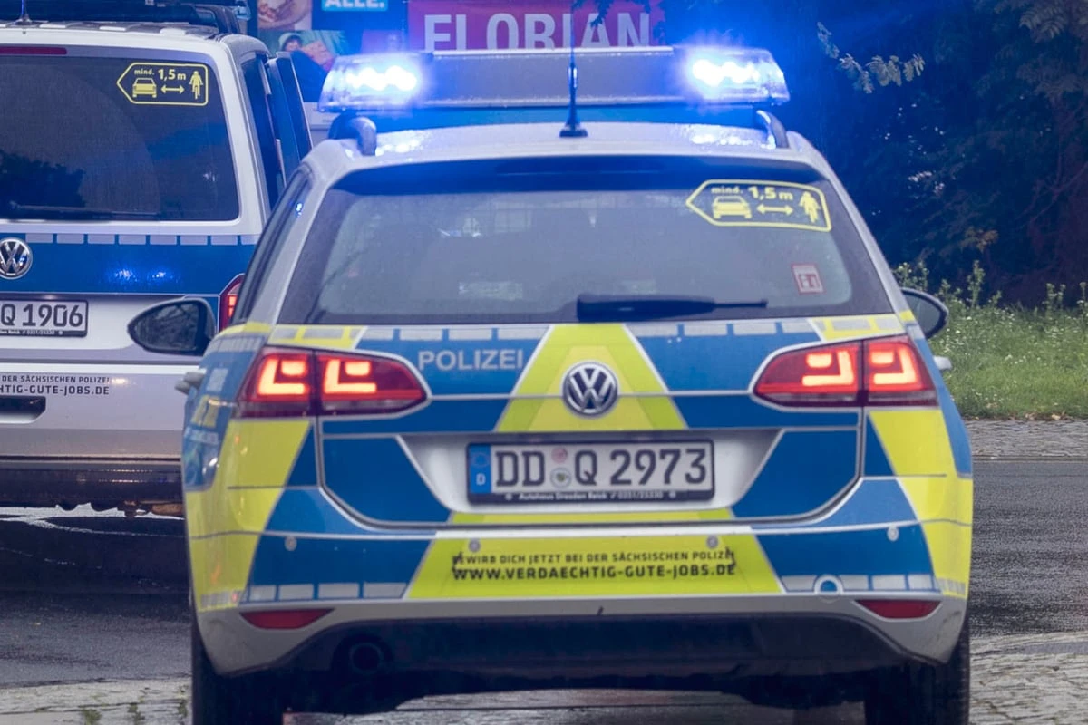 Radfahrerin kracht in Dresden gegen Auto: Dann begeht sie eine Straftat