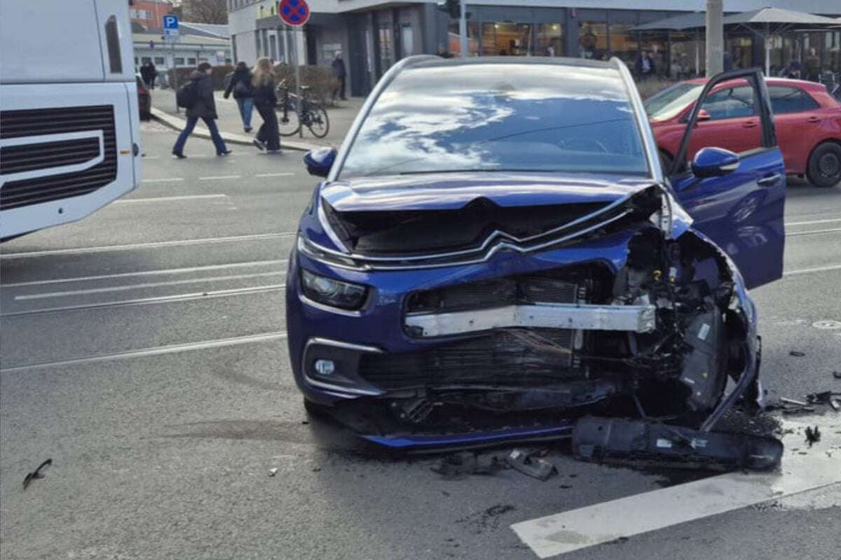 Crash auf Kreuzung in Blasewitz: Vier Linien müssen Umleitung fahren