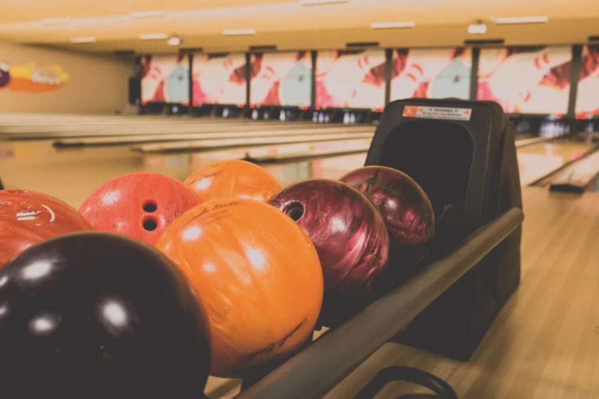 Widerlich! Polizistin von junger Frau in Bowling-Center angespuckt