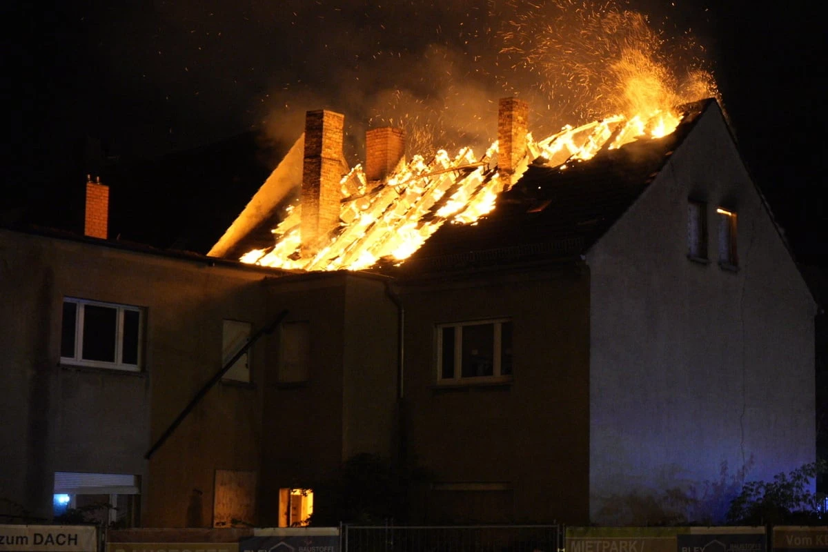 Langer Feuerwehreinsatz: Dachstuhl steht komplett in Flammen