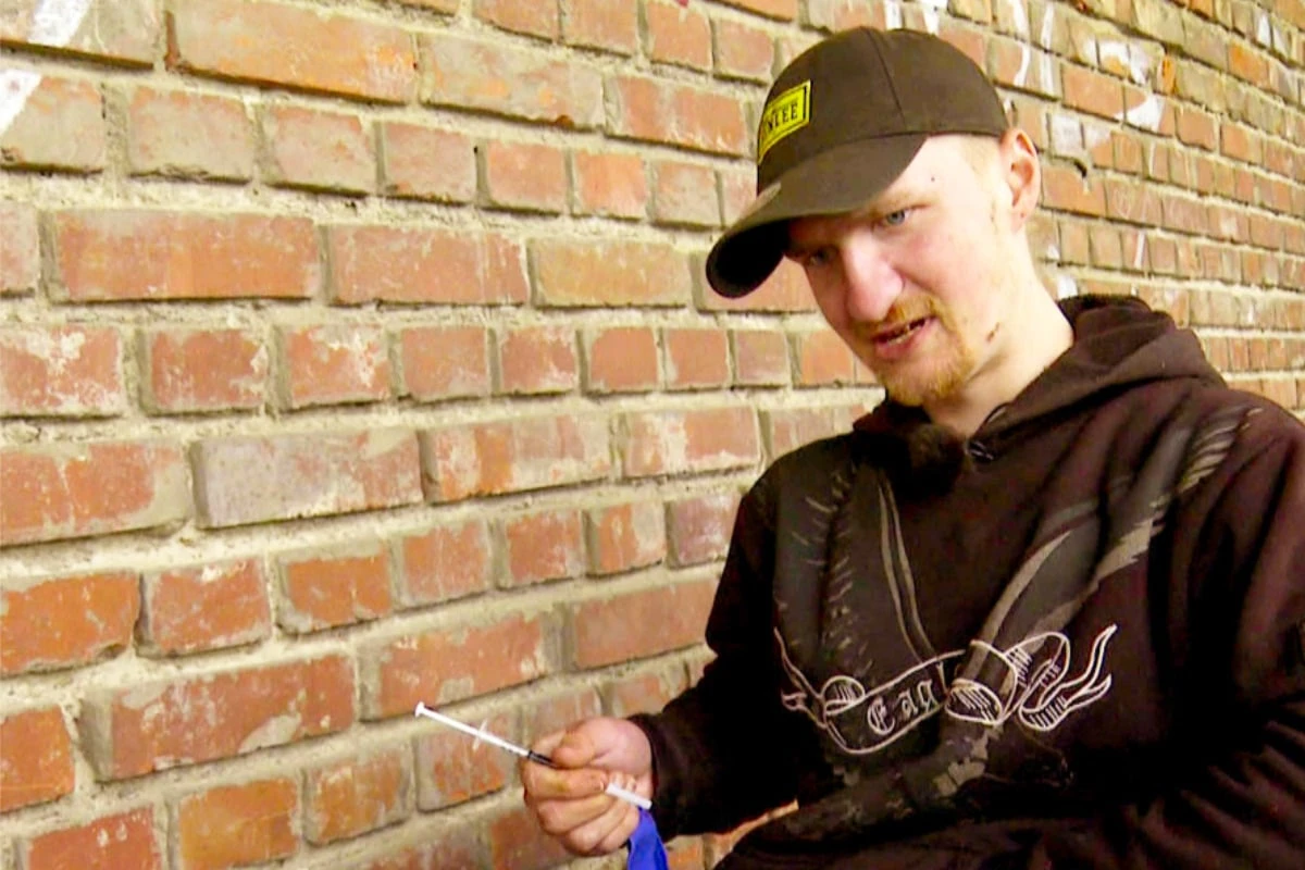 Als Junkie Alex sich mitten im Müll Schuss Heroin setzt, offenbart er traurige Diagnose