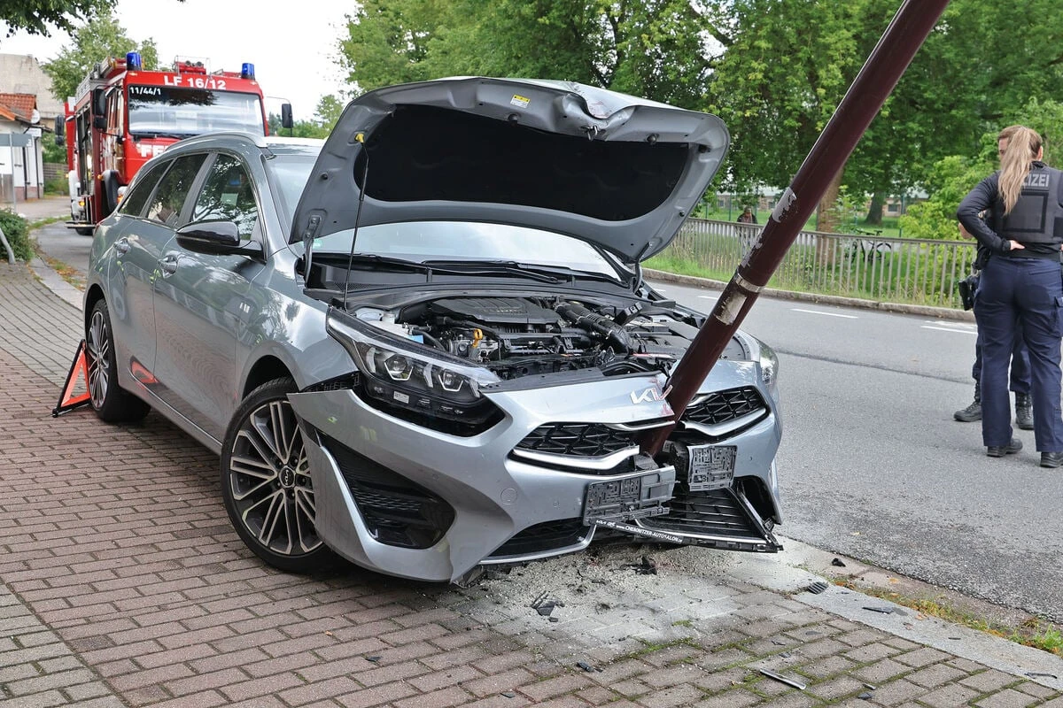 Unfall im Landkreis Zwickau: Kia-Fahrer fällt Straßenlaterne