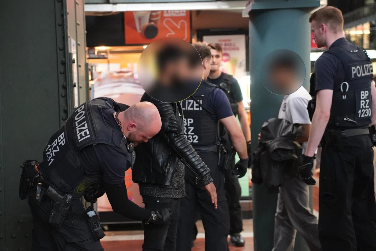 Trotz Verbot! Polizei findet bei Großkontrolle zahlreiche Waffen