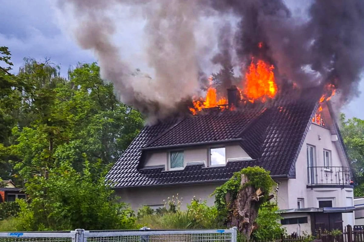 Dachstuhl steht komplett in Flammen: War ein Blitz der Auslöser?
