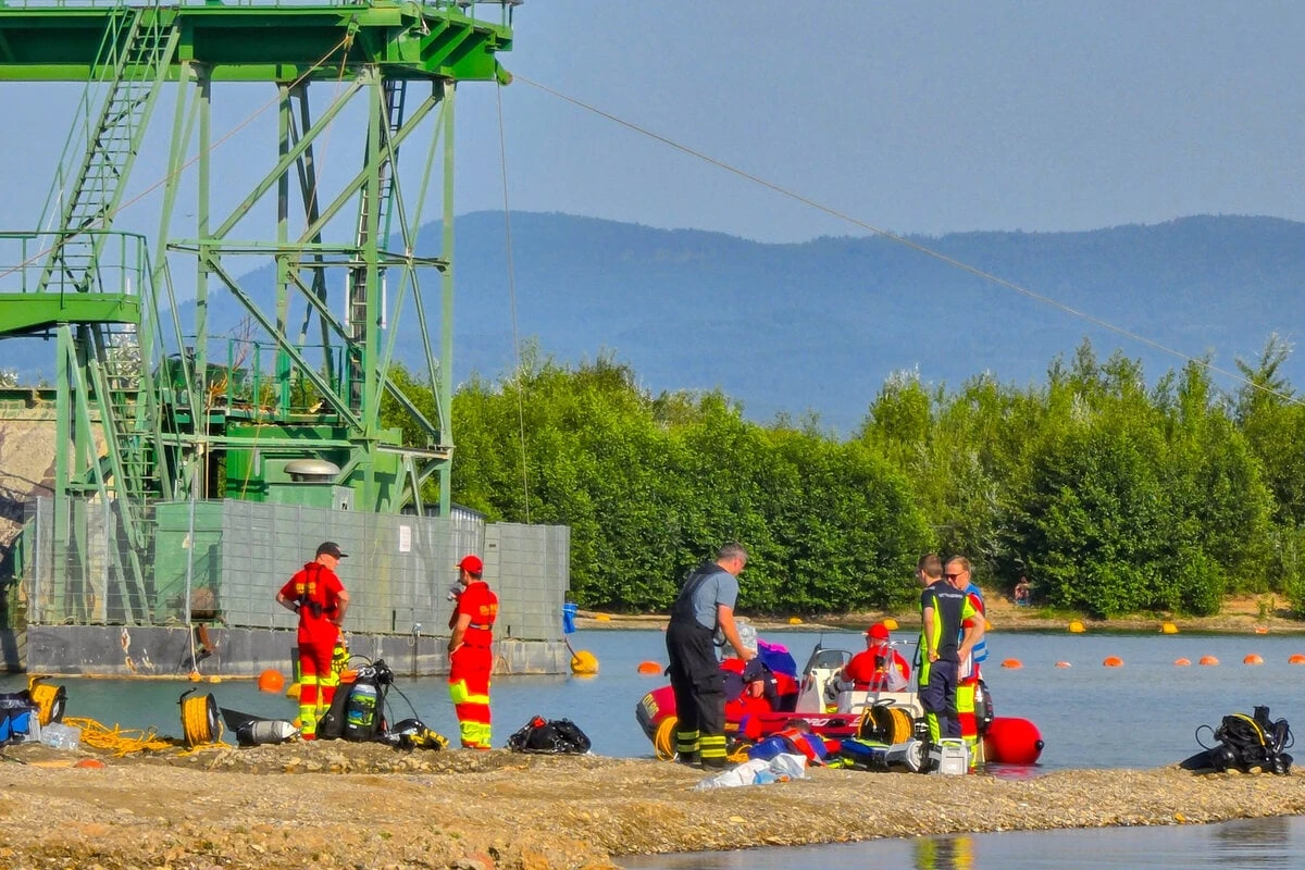 Mann (28) springt mehrfach in Baggersee und taucht plötzlich nicht mehr auf