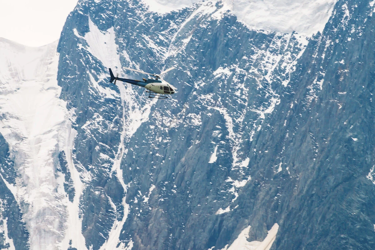 Schwere Verletzungen! Snowboarder stürzt Felswand hinab