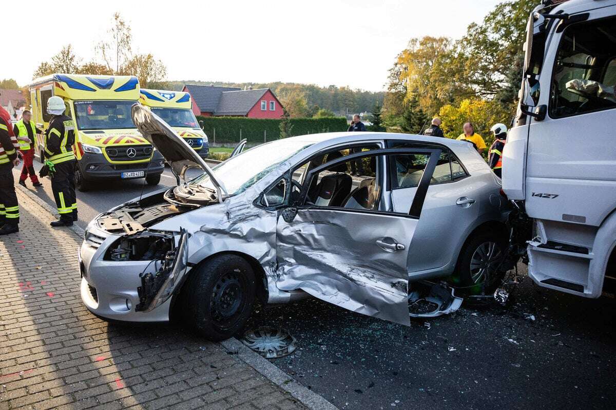 Toyota-Fahrer kollidiert mit Lkw auf B97: Schwer verletzt