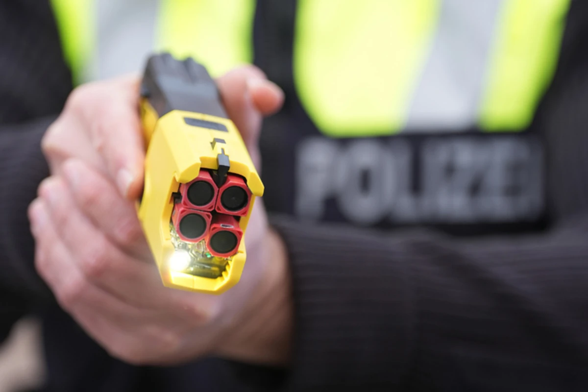 Mann auf Drogen schließt Besucher in Wohnung: Polizei setzt Taser ein
