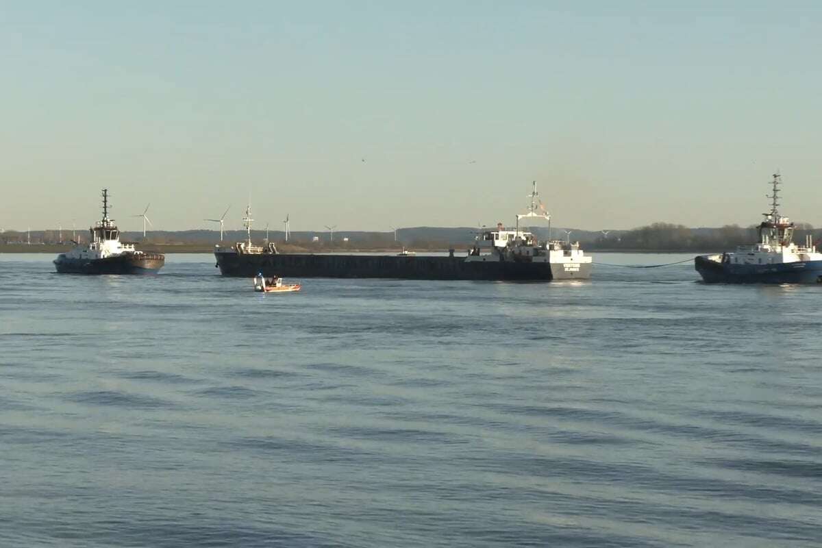 Frachtschiff treibt manövrierunfähig auf der Elbe