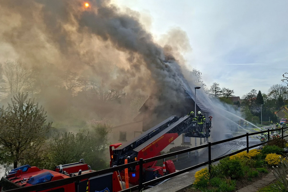 Wohnhaus steht in Ostsachsen in Flammen: Ein Brandopfer verletzt