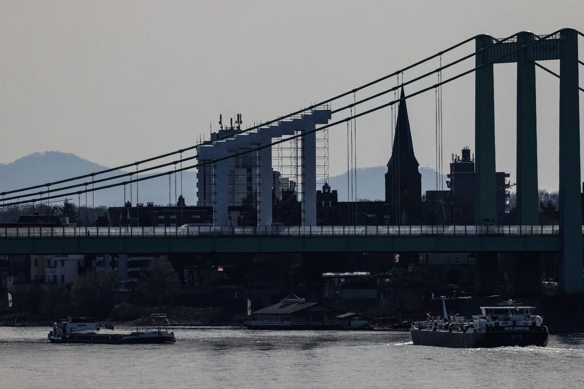 Leichenfund in Köln: Polizei zieht leblose Frau aus dem Rhein