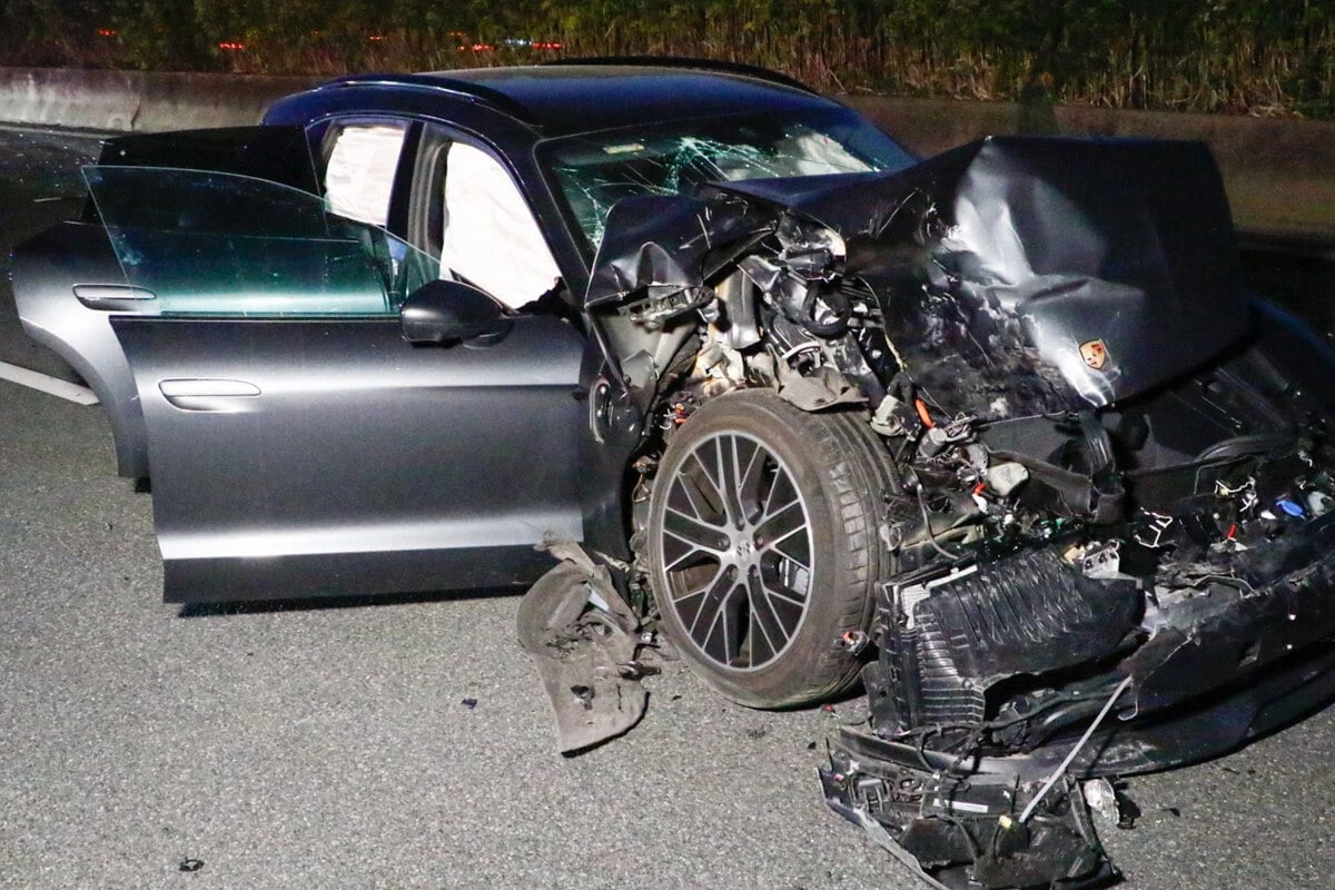 Porsche kracht frontal gegen VW Crafter: Zwei Kinder bei Unfall verletzt