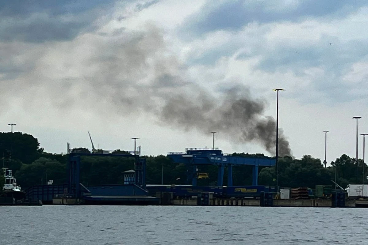 Schwarze Rauchwolke über Hafen: Knallgeräusche erschüttern Besucher