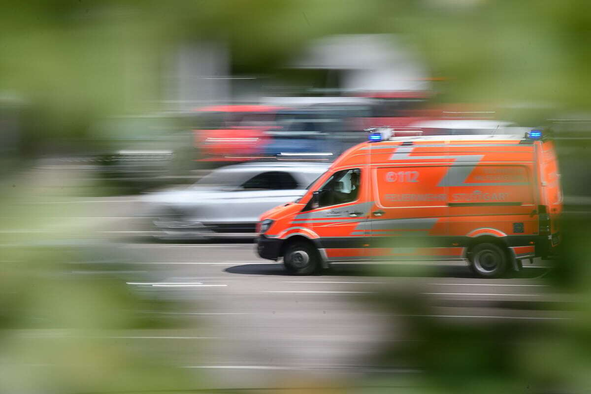 An Tramhaltestelle: Frau wird beim Aussteigen von Auto überfahren!