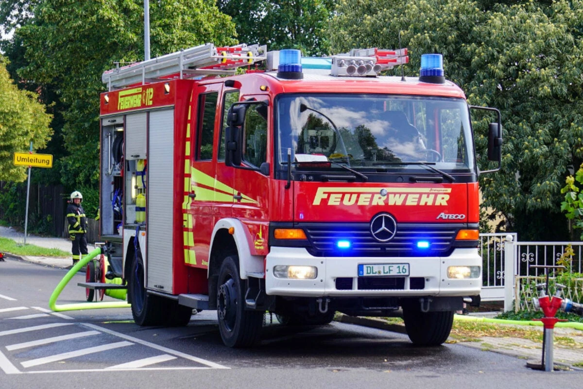 Solaranlage brennt auf Carport: Eine Person verletzt