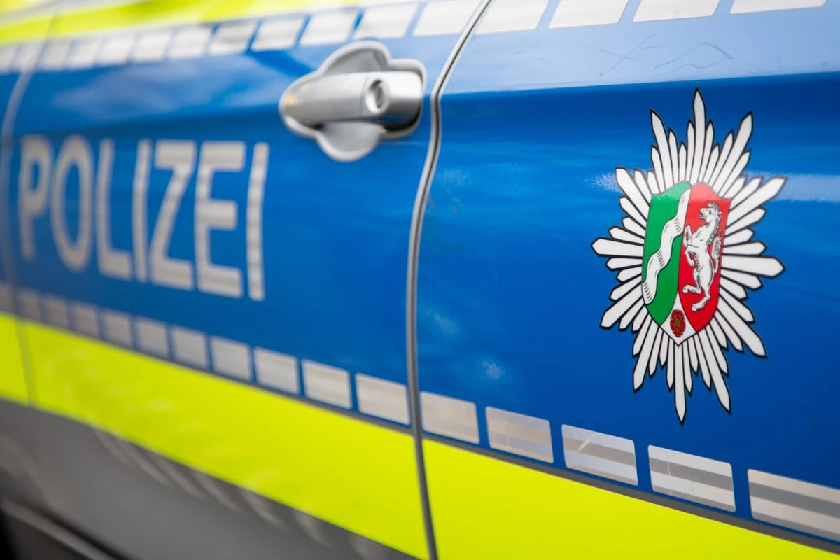 Blutiger Angriff: Unbekannter sticht unvermittelt auf drei Männer ein