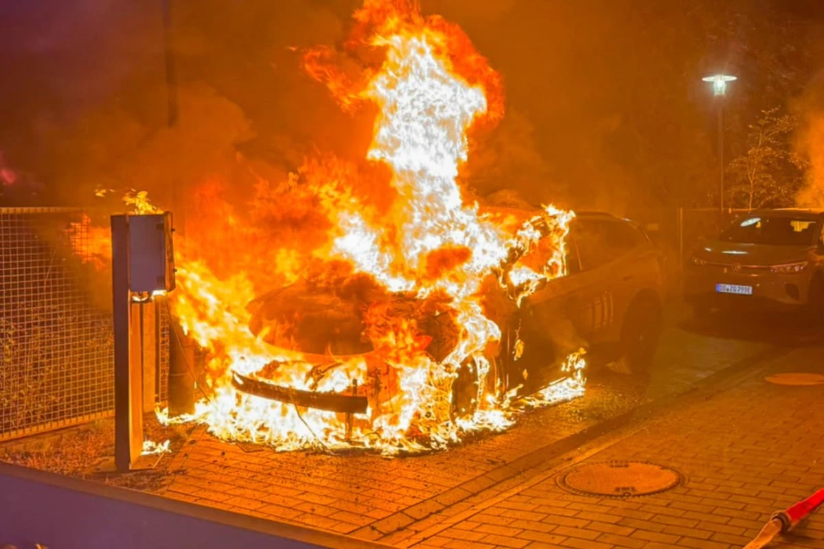 Schon wieder E-Autos in Flammen: Kriminaltechnik klärt Umstände