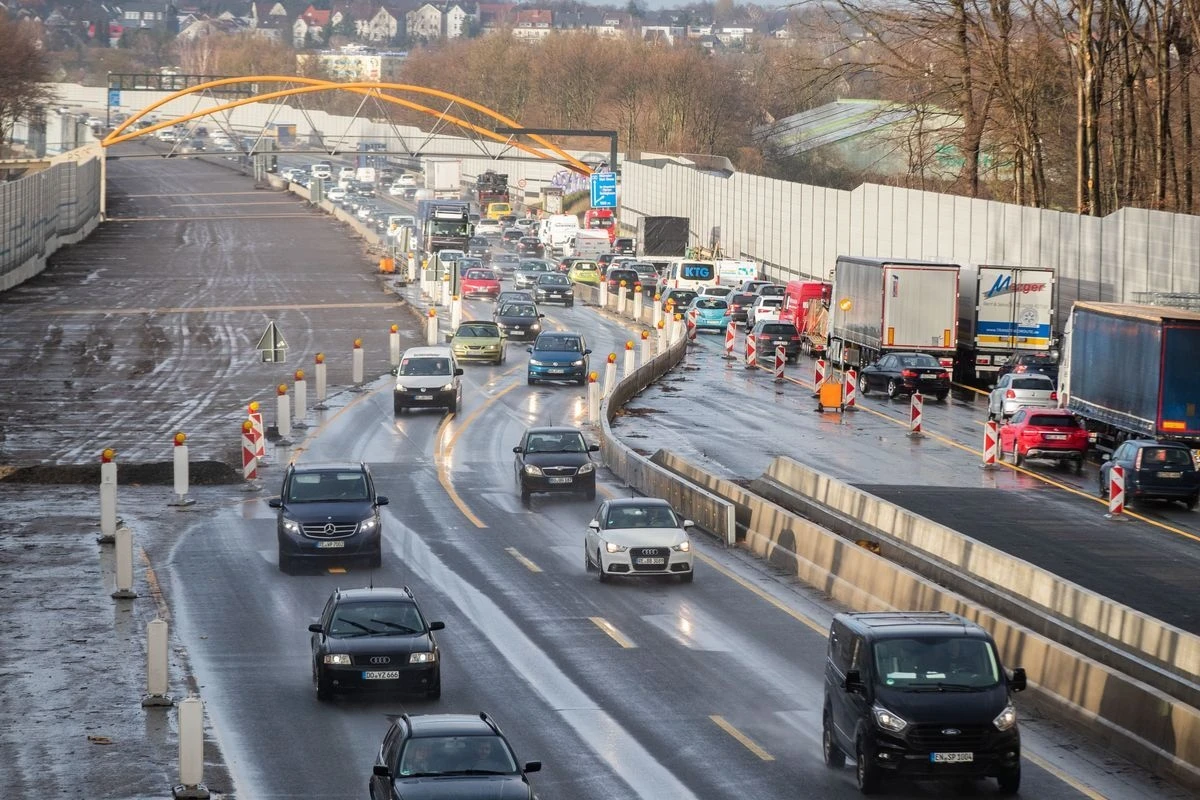 Gesperrte Schiene, volle Straßen: Mit diesen Tipps lässt sich Pfingst-Stress vermeiden