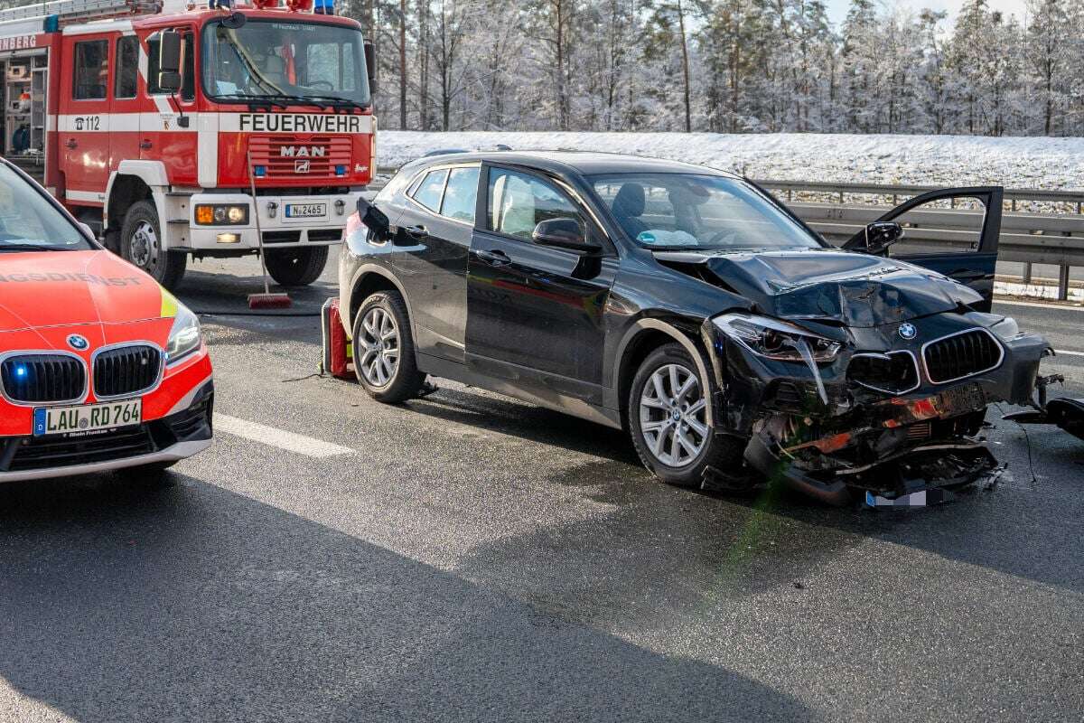 Ende eines Staus übersehen! BMW touchiert zwei Autos und kracht in Heck von VW