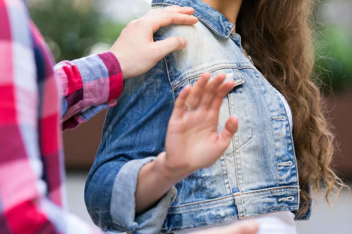 Mit Messer und Elektroschocker: Amtsbekannter Mann (50) soll minderjährige Mädchen verfolgt haben