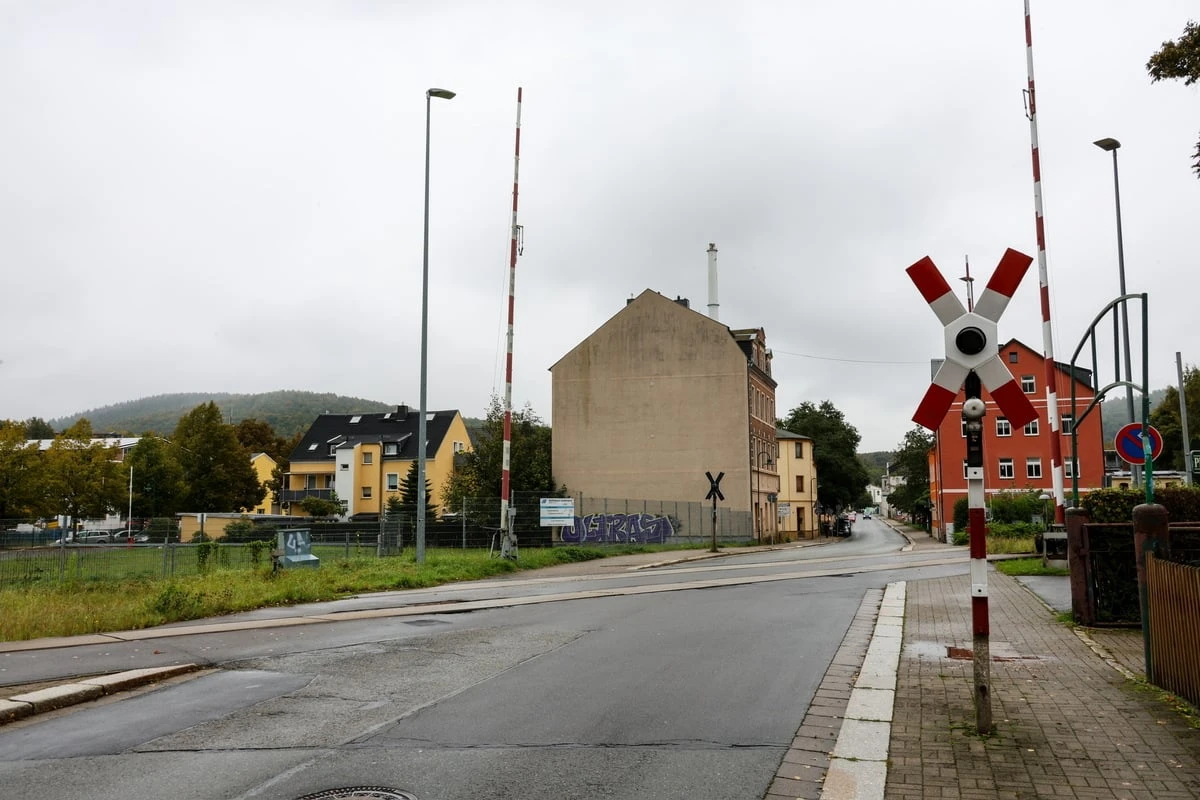Bahnübergang im Erzgebirge gesperrt: Hier fahren Busse statt Züge