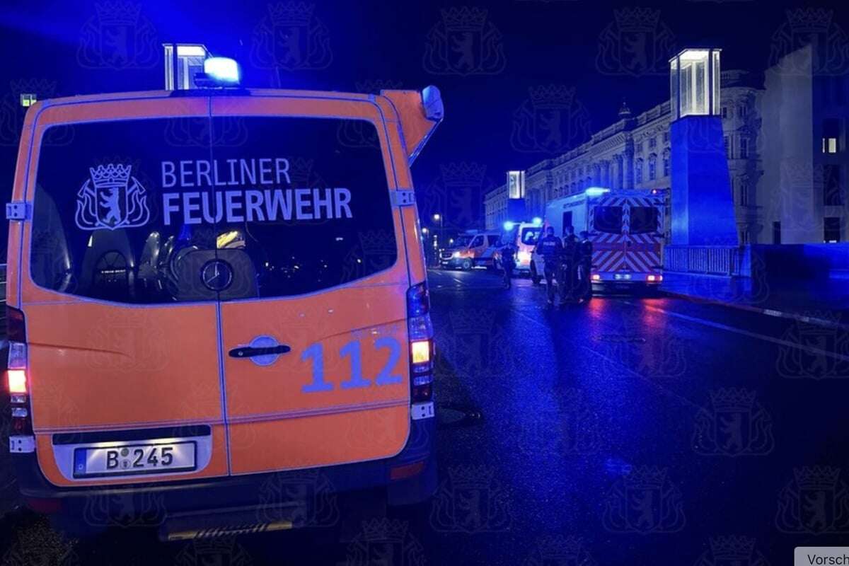 Person wird aus Spree gerettet - Feuerwehr mit Großaufgebot vor Ort!